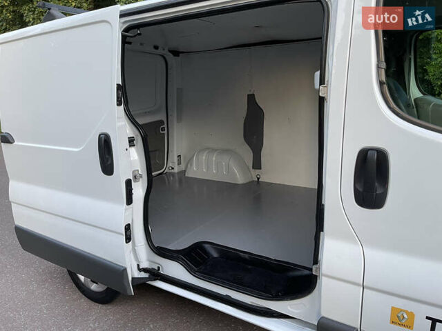 Белый Рено Трафик, объемом двигателя 2 л и пробегом 228 тыс. км за 10700 $, фото 94 на Automoto.ua