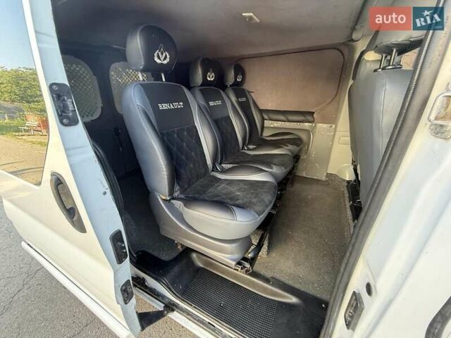 Білий Рено Трафік, об'ємом двигуна 2 л та пробігом 250 тис. км за 8500 $, фото 1 на Automoto.ua