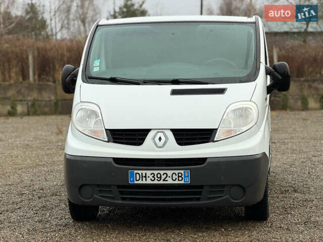 Белый Рено Трафик, объемом двигателя 2 л и пробегом 280 тыс. км за 13900 $, фото 1 на Automoto.ua