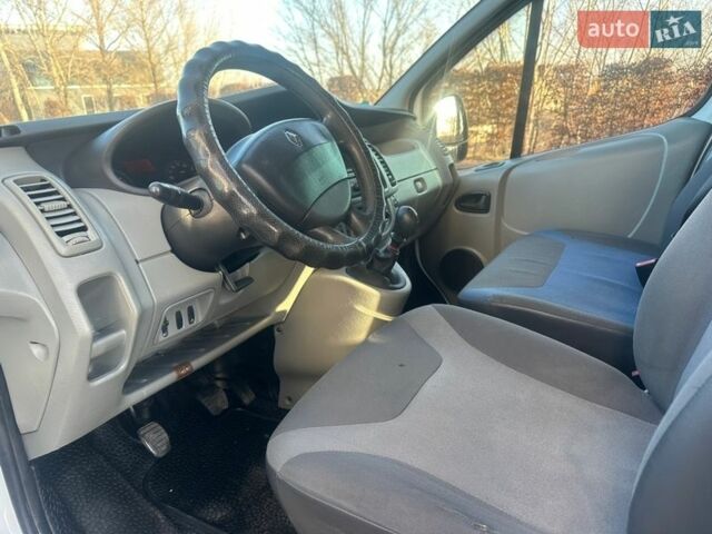 Белый Рено Трафик, объемом двигателя 2 л и пробегом 300 тыс. км за 9550 $, фото 15 на Automoto.ua