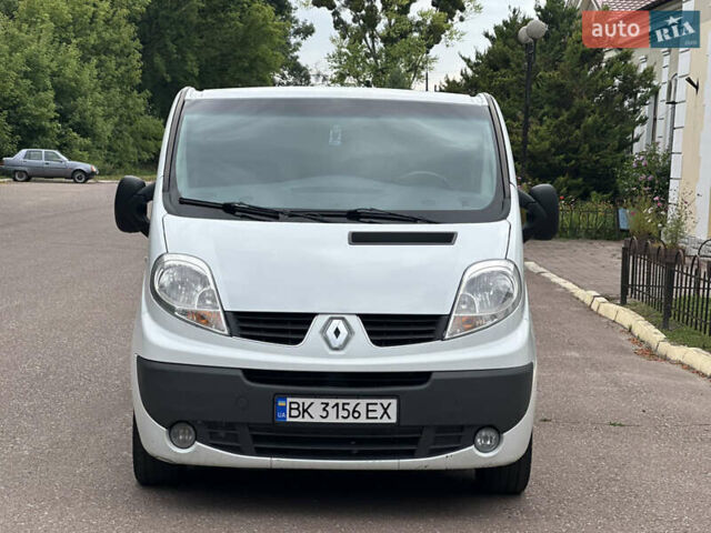 Белый Рено Трафик, объемом двигателя 2 л и пробегом 260 тыс. км за 11700 $, фото 1 на Automoto.ua