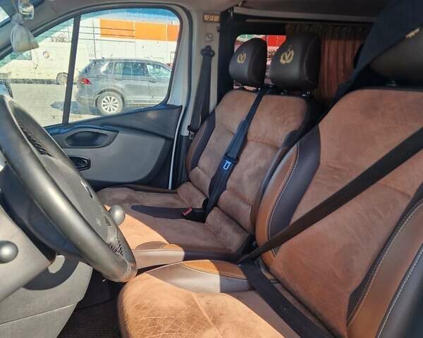 Белый Рено Трафик, объемом двигателя 1.6 л и пробегом 350 тыс. км за 13500 $, фото 16 на Automoto.ua