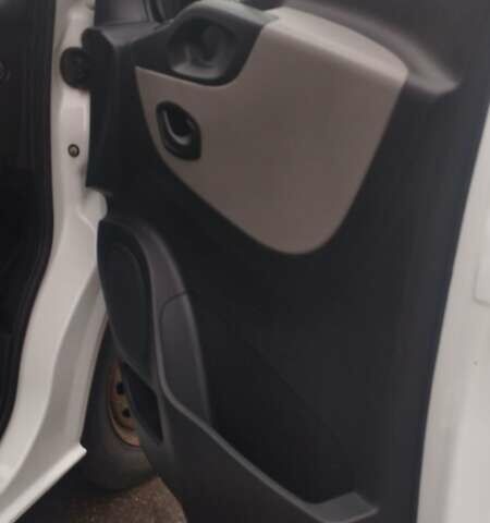 Белый Рено Трафик, объемом двигателя 1.6 л и пробегом 220 тыс. км за 11900 $, фото 17 на Automoto.ua