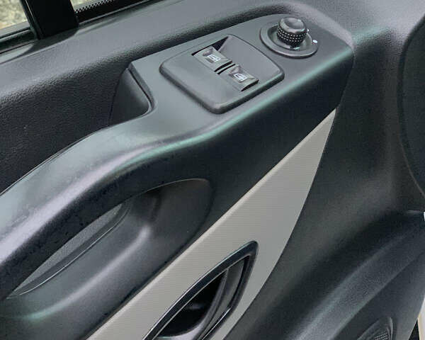 Белый Рено Трафик, объемом двигателя 1.6 л и пробегом 170 тыс. км за 22000 $, фото 33 на Automoto.ua