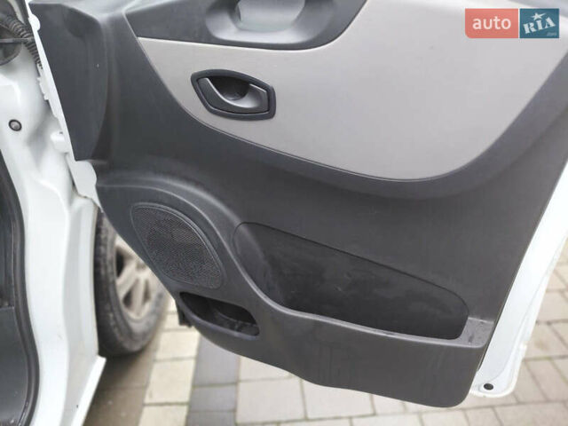 Белый Рено Трафик, объемом двигателя 1.6 л и пробегом 317 тыс. км за 13700 $, фото 21 на Automoto.ua