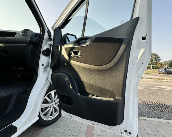Рено Трафик 2015 в Черновцах на Automoto.ua Белый Рено Трафик, объемом двигателя 1.6 л и пробегом 420 тыс. км за 14200 $, фото 5 на Automoto.ua