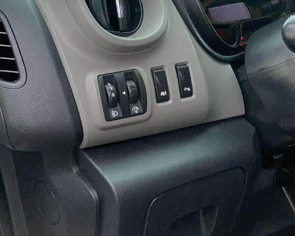 Белый Рено Трафик, объемом двигателя 1.6 л и пробегом 170 тыс. км за 22000 $, фото 31 на Automoto.ua