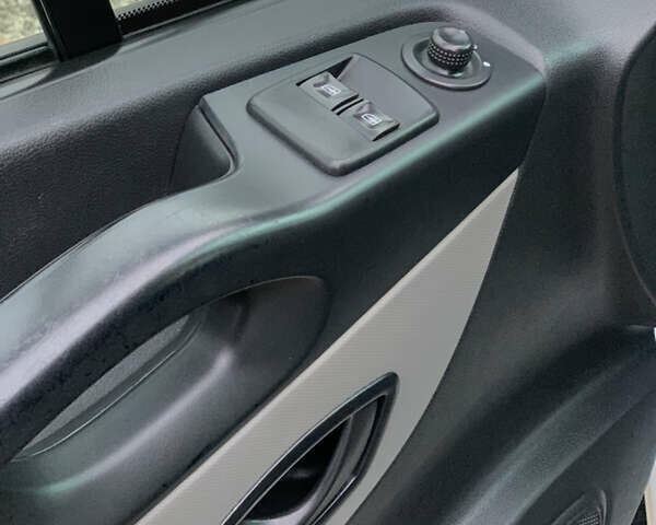 Белый Рено Трафик, объемом двигателя 1.6 л и пробегом 160 тыс. км за 14950 $, фото 23 на Automoto.ua