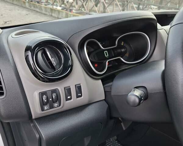 Белый Рено Трафик, объемом двигателя 1.6 л и пробегом 286 тыс. км за 14900 $, фото 14 на Automoto.ua