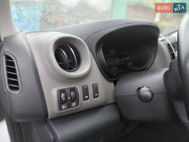 Белый Рено Трафик, объемом двигателя 1.6 л и пробегом 317 тыс. км за 13700 $, фото 12 на Automoto.ua