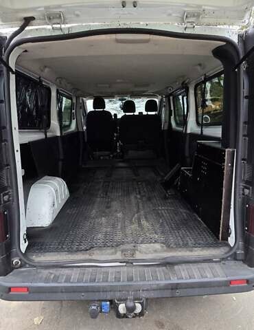 Белый Рено Трафик, объемом двигателя 1.6 л и пробегом 449 тыс. км за 9000 $, фото 15 на Automoto.ua