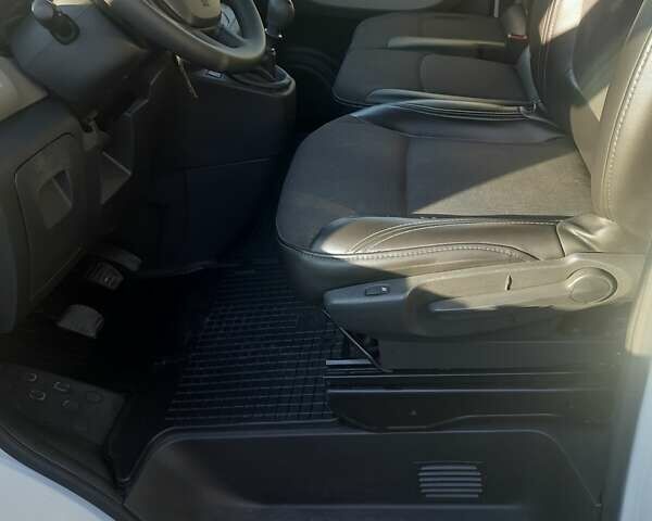 Білий Рено Трафік, об'ємом двигуна 1.6 л та пробігом 220 тис. км за 16500 $, фото 9 на Automoto.ua
