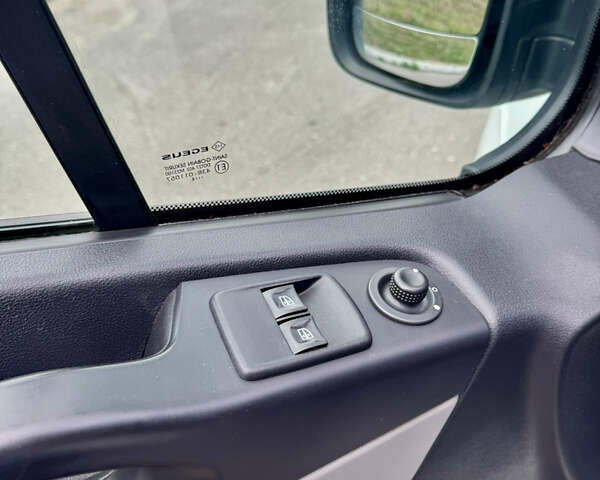 Белый Рено Трафик, объемом двигателя 1.6 л и пробегом 245 тыс. км за 13150 $, фото 24 на Automoto.ua