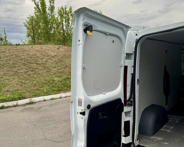 Белый Рено Трафик, объемом двигателя 1.6 л и пробегом 245 тыс. км за 13150 $, фото 35 на Automoto.ua