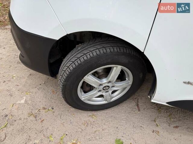 Белый Рено Трафик, объемом двигателя 1.6 л и пробегом 185 тыс. км за 16790 $, фото 10 на Automoto.ua