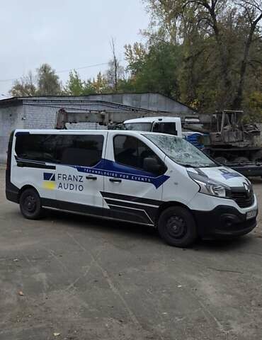 Белый Рено Трафик, объемом двигателя 1.6 л и пробегом 449 тыс. км за 9000 $, фото 3 на Automoto.ua