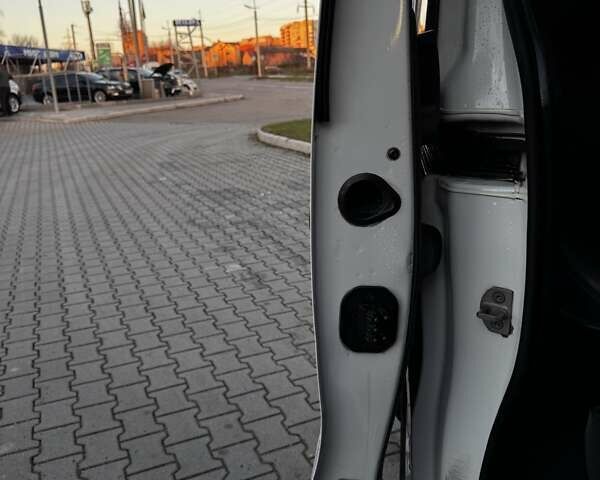 Белый Рено Трафик, объемом двигателя 1.6 л и пробегом 219 тыс. км за 13500 $, фото 29 на Automoto.ua