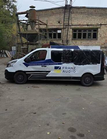 Белый Рено Трафик, объемом двигателя 1.6 л и пробегом 449 тыс. км за 9000 $, фото 10 на Automoto.ua