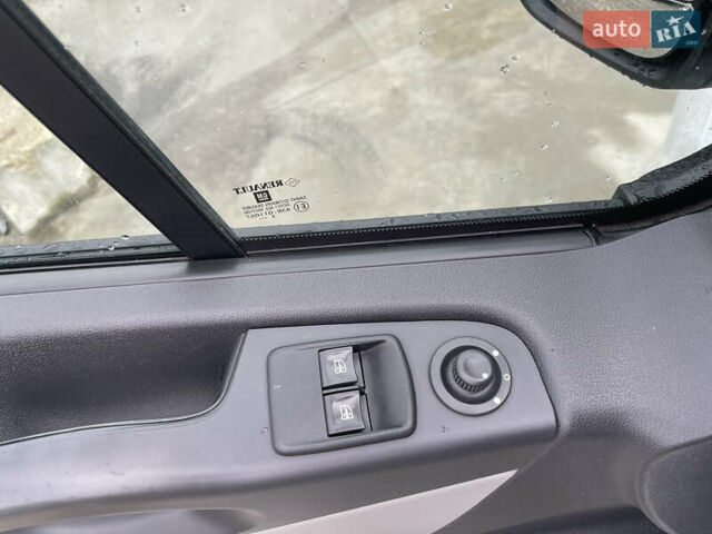 Білий Рено Трафік, об'ємом двигуна 1.6 л та пробігом 245 тис. км за 12300 $, фото 24 на Automoto.ua