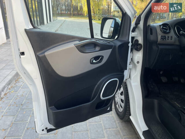 Белый Рено Трафик, объемом двигателя 1.6 л и пробегом 227 тыс. км за 16300 $, фото 18 на Automoto.ua
