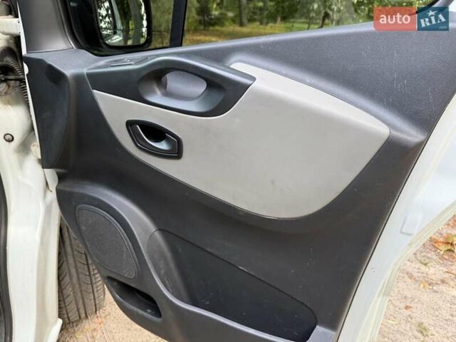 Белый Рено Трафик, объемом двигателя 1.6 л и пробегом 185 тыс. км за 16790 $, фото 15 на Automoto.ua