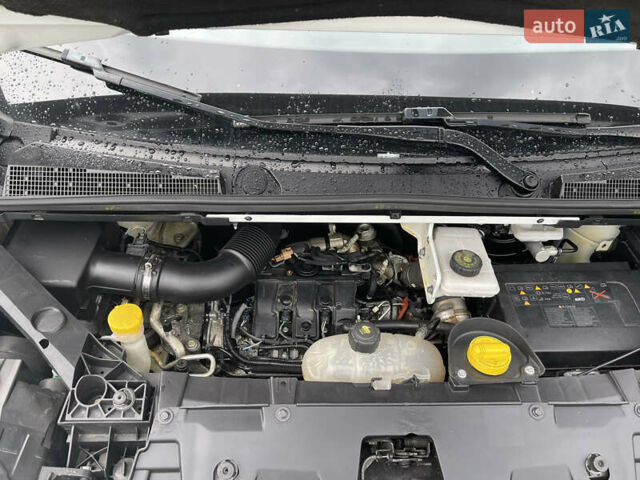 Білий Рено Трафік, об'ємом двигуна 1.6 л та пробігом 245 тис. км за 12300 $, фото 38 на Automoto.ua