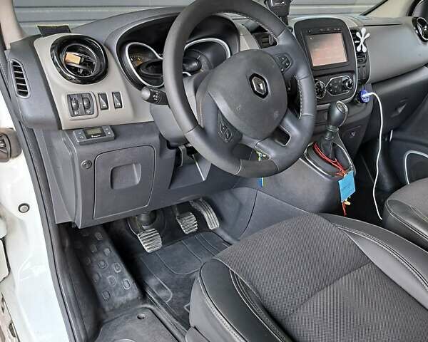 Белый Рено Трафик, объемом двигателя 1.6 л и пробегом 210 тыс. км за 14999 $, фото 20 на Automoto.ua