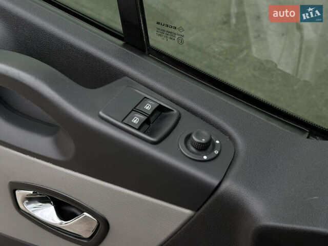 Белый Рено Трафик, объемом двигателя 1.6 л и пробегом 327 тыс. км за 14800 $, фото 24 на Automoto.ua