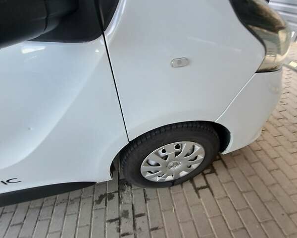 Белый Рено Трафик, объемом двигателя 1.6 л и пробегом 210 тыс. км за 14999 $, фото 1 на Automoto.ua