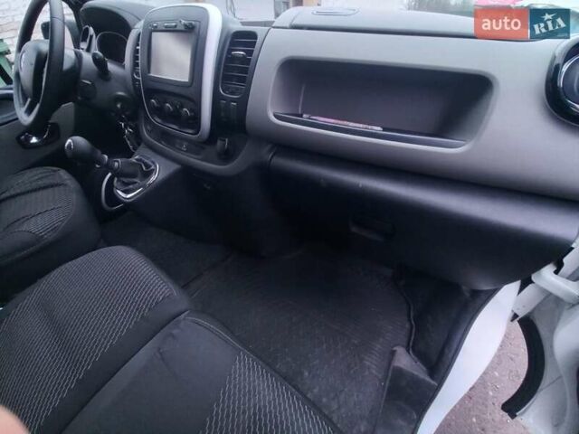 Белый Рено Трафик, объемом двигателя 1.6 л и пробегом 340 тыс. км за 12500 $, фото 4 на Automoto.ua