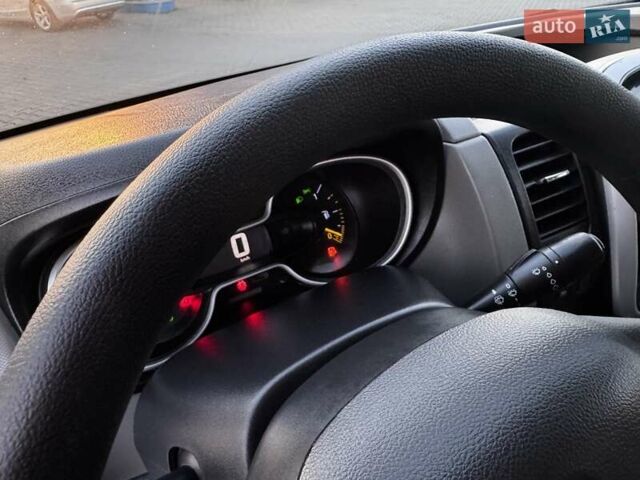 Белый Рено Трафик, объемом двигателя 1.6 л и пробегом 219 тыс. км за 13500 $, фото 13 на Automoto.ua