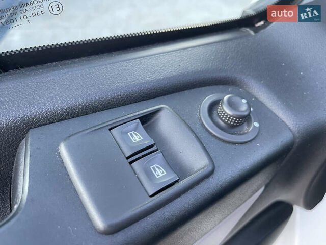 Білий Рено Трафік, об'ємом двигуна 1.6 л та пробігом 142 тис. км за 12900 $, фото 47 на Automoto.ua