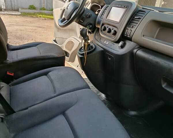 Белый Рено Трафик, объемом двигателя 1.6 л и пробегом 300 тыс. км за 9000 $, фото 15 на Automoto.ua