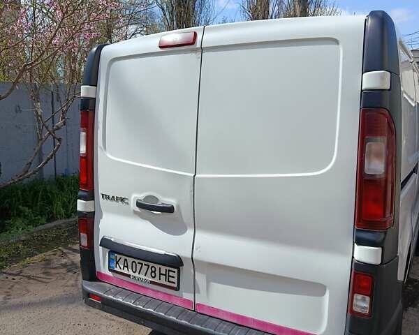 Белый Рено Трафик, объемом двигателя 1.6 л и пробегом 300 тыс. км за 9000 $, фото 5 на Automoto.ua