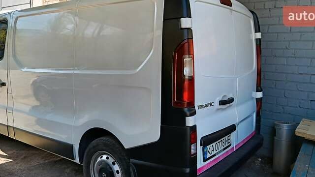 Белый Рено Трафик, объемом двигателя 1.6 л и пробегом 300 тыс. км за 9000 $, фото 9 на Automoto.ua