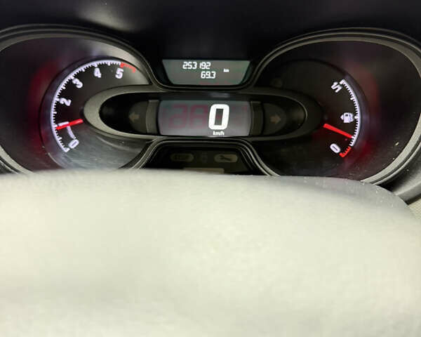 Белый Рено Трафик, объемом двигателя 1.6 л и пробегом 253 тыс. км за 13600 $, фото 12 на Automoto.ua