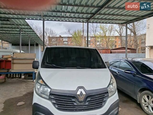 Белый Рено Трафик, объемом двигателя 1.6 л и пробегом 300 тыс. км за 9000 $, фото 19 на Automoto.ua