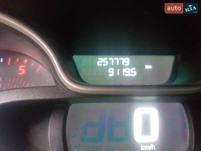 Белый Рено Трафик, объемом двигателя 1.6 л и пробегом 267 тыс. км за 19500 $, фото 16 на Automoto.ua