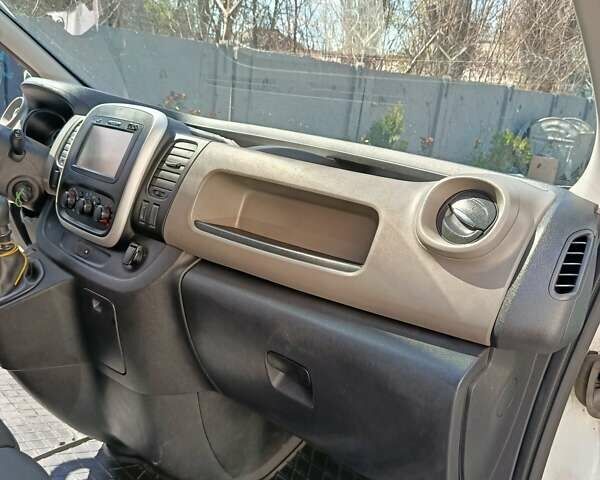 Белый Рено Трафик, объемом двигателя 1.6 л и пробегом 300 тыс. км за 9000 $, фото 2 на Automoto.ua