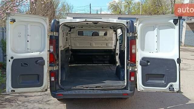 Белый Рено Трафик, объемом двигателя 1.6 л и пробегом 300 тыс. км за 9000 $, фото 7 на Automoto.ua