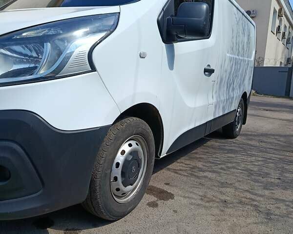 Белый Рено Трафик, объемом двигателя 1.6 л и пробегом 300 тыс. км за 9000 $, фото 4 на Automoto.ua