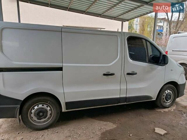 Белый Рено Трафик, объемом двигателя 1.6 л и пробегом 300 тыс. км за 9000 $, фото 20 на Automoto.ua