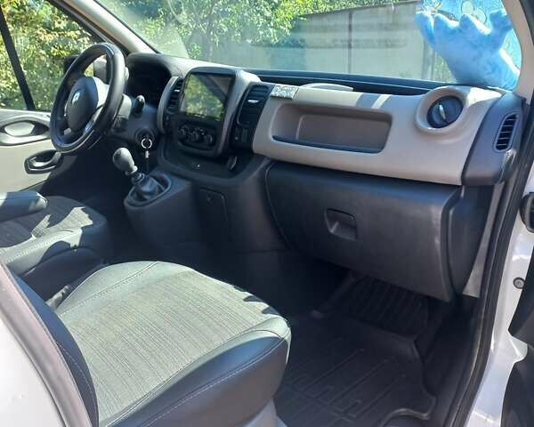 Белый Рено Трафик, объемом двигателя 1.6 л и пробегом 160 тыс. км за 17350 $, фото 3 на Automoto.ua