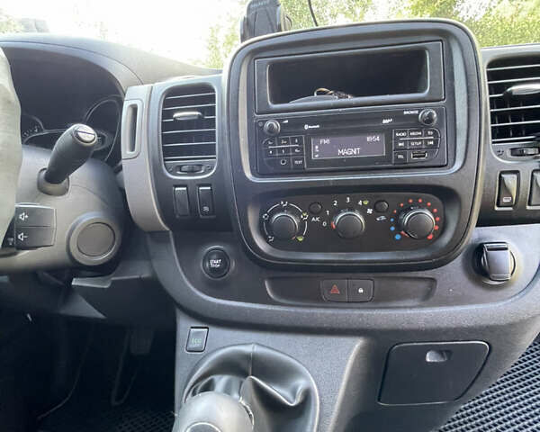 Белый Рено Трафик, объемом двигателя 1.6 л и пробегом 175 тыс. км за 14000 $, фото 19 на Automoto.ua