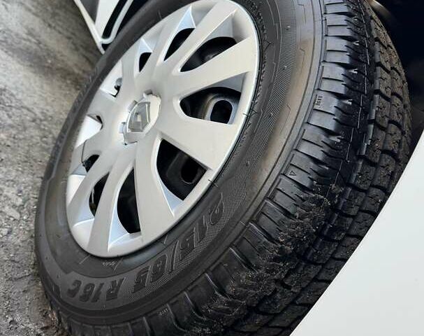 Белый Рено Трафик, объемом двигателя 1.6 л и пробегом 274 тыс. км за 18950 $, фото 22 на Automoto.ua