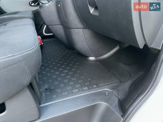 Белый Рено Трафик, объемом двигателя 1.6 л и пробегом 225 тыс. км за 15800 $, фото 31 на Automoto.ua