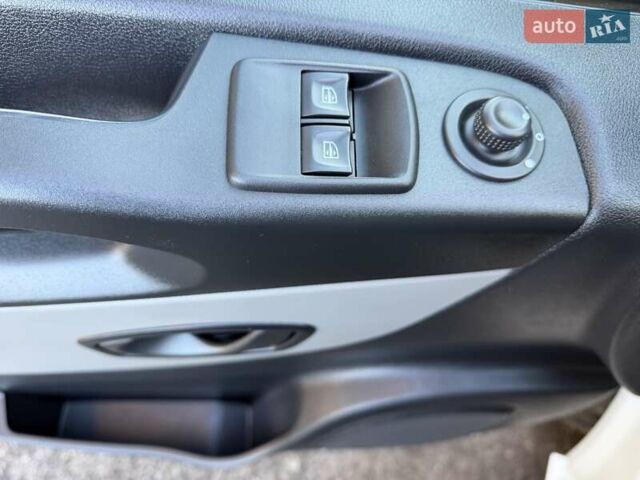 Белый Рено Трафик, объемом двигателя 1.6 л и пробегом 274 тыс. км за 18950 $, фото 89 на Automoto.ua