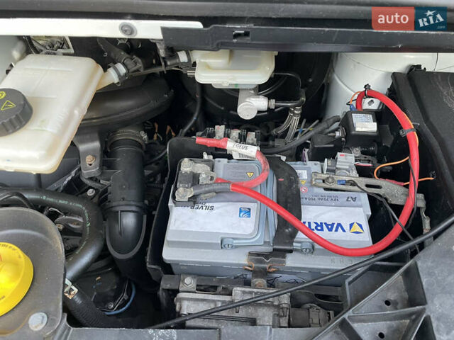 Белый Рено Трафик, объемом двигателя 1.6 л и пробегом 225 тыс. км за 15800 $, фото 58 на Automoto.ua