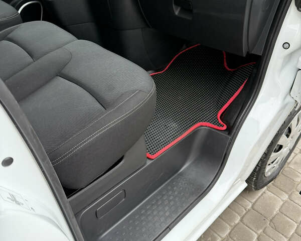 Белый Рено Трафик, объемом двигателя 1.6 л и пробегом 174 тыс. км за 14900 $, фото 22 на Automoto.ua