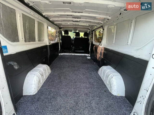Белый Рено Трафик, объемом двигателя 1.6 л и пробегом 175 тыс. км за 14000 $, фото 25 на Automoto.ua